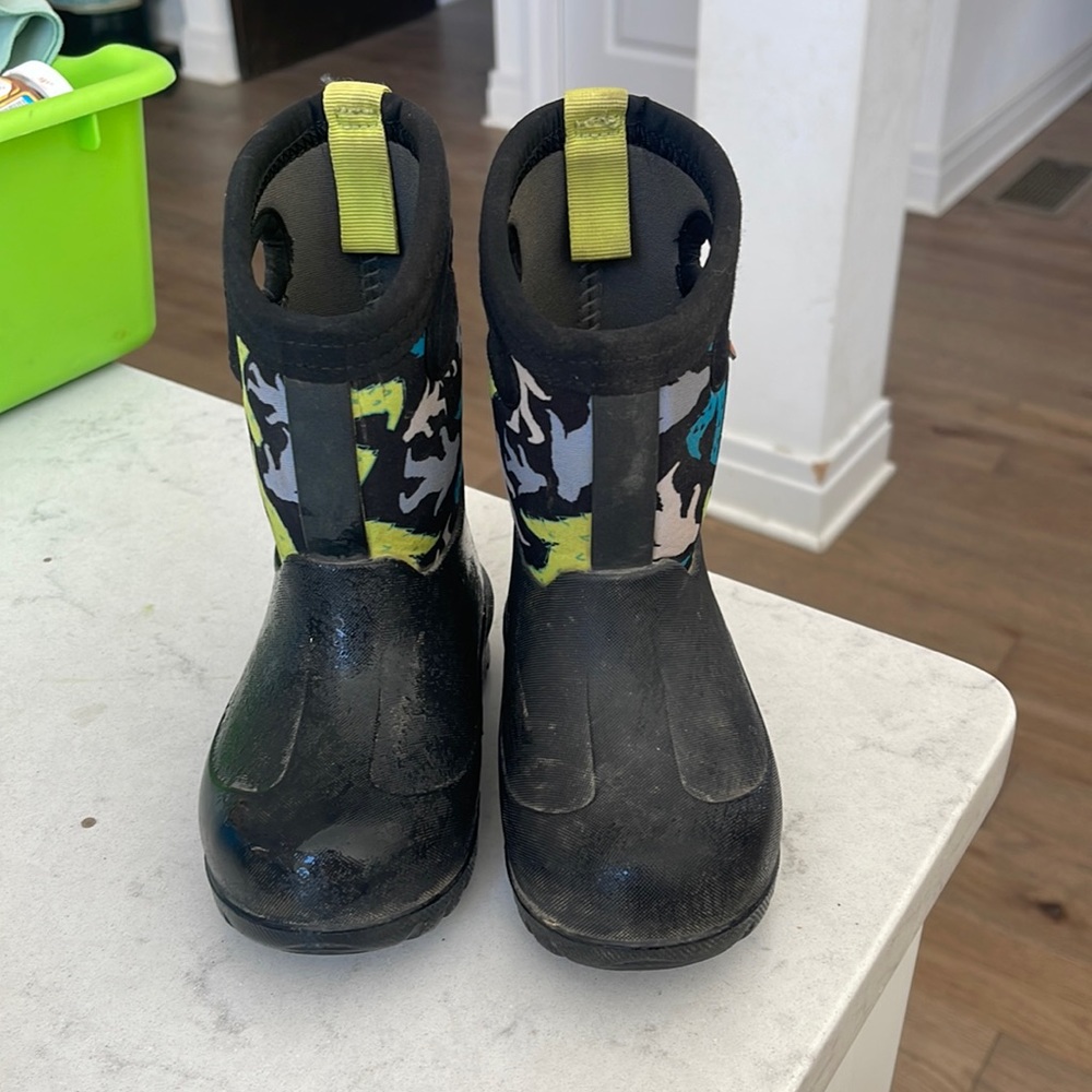 Size toddler 7 boys BOGS- worn only one season.